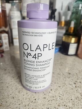 OLAPLEX No.4P Blonde Enhancer Toning Shampoo - Lavender & White